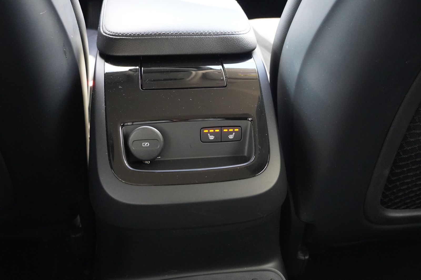 Volvo V60 Kombi 2.0 Hybrid AWD R Design LED Navi AHK