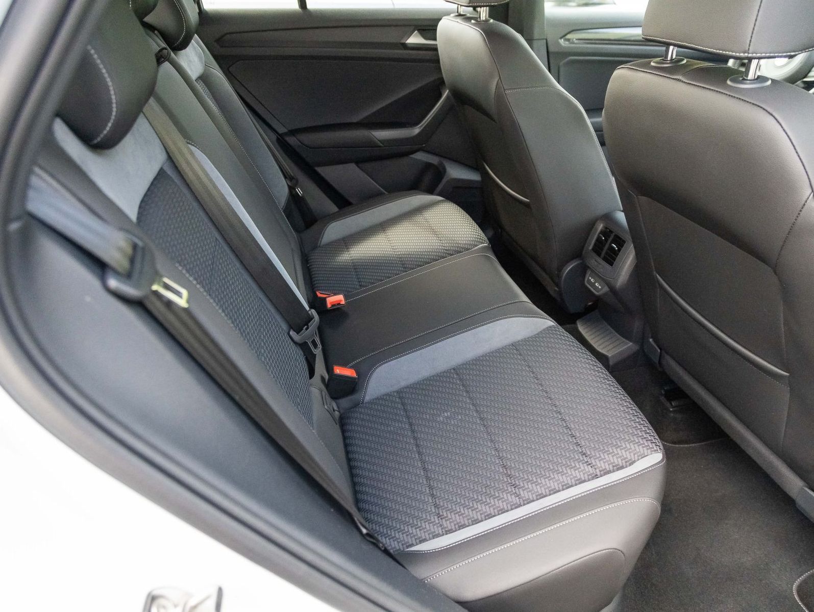 Volkswagen T-Roc 1.5 TSI Sport DSG - Samsaru's Car Outlet