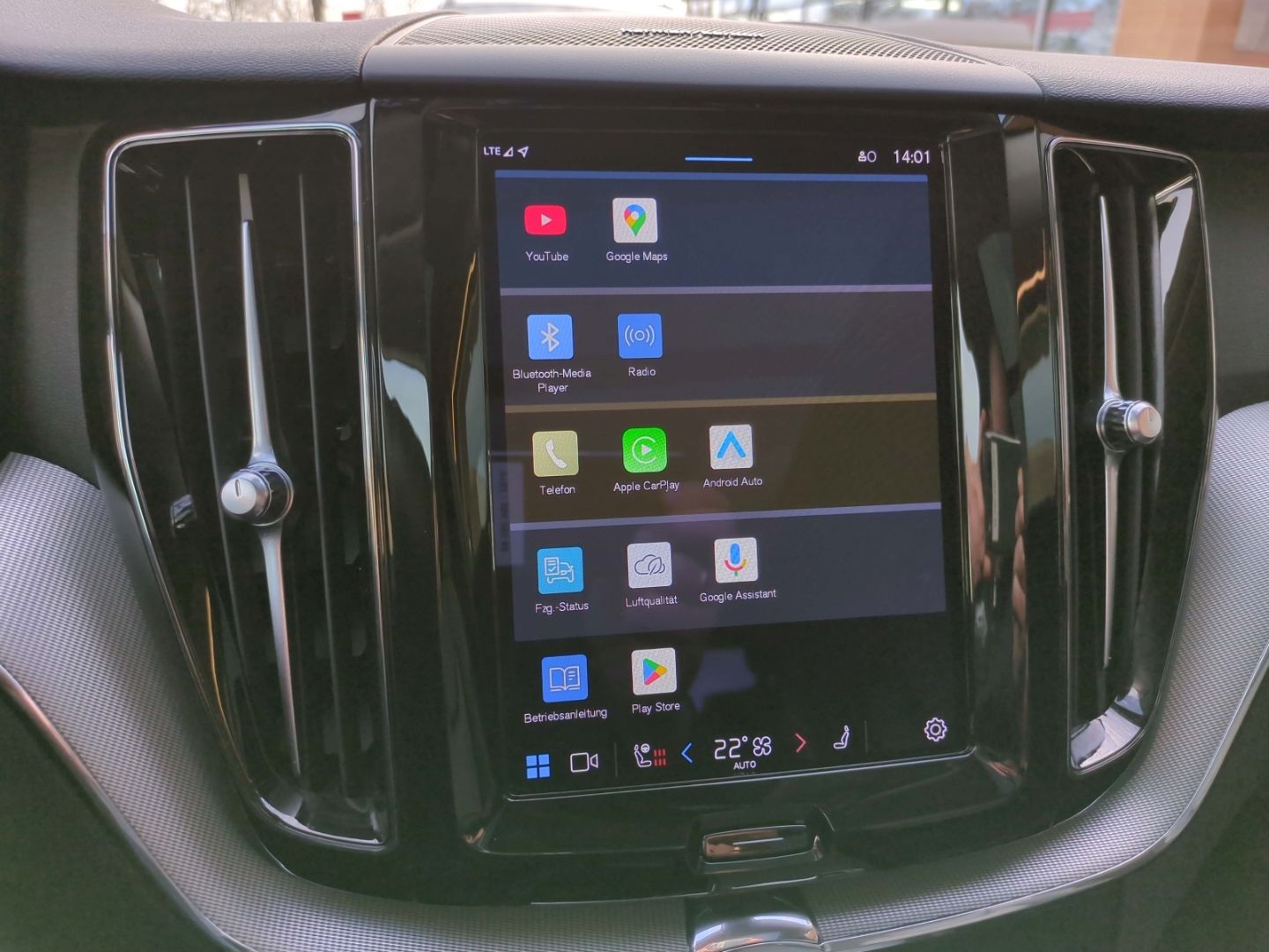Volvo XC60 Plus Dark Recharge Plug-In Hybrid AWD T8 Tw