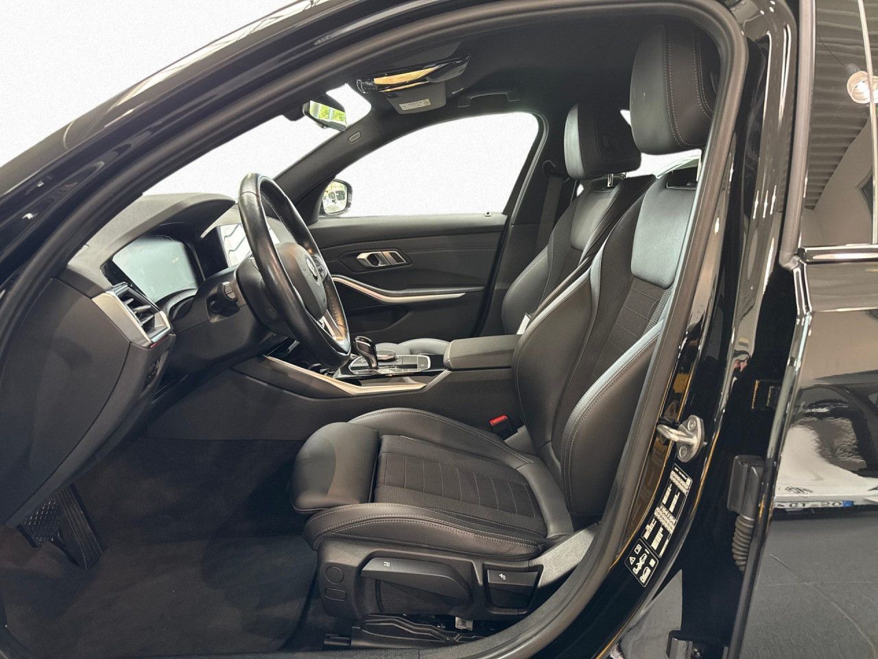 BMW 320dA xDrive Sport Line - Samsaru's Car Outlet