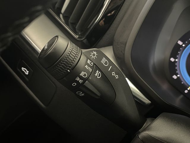 Volvo XC60 Core AWD 2.0 NAVI+SITZHEIZ+KAMERA+AHK+LED