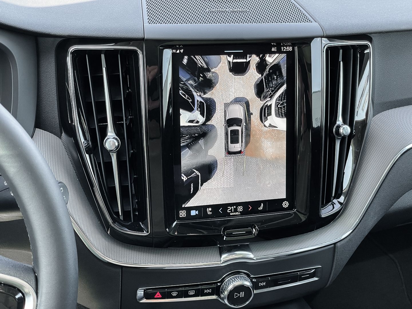 Volvo XC60 Plus Dark Recharge Plug-In Hybrid AWD T8 Tw