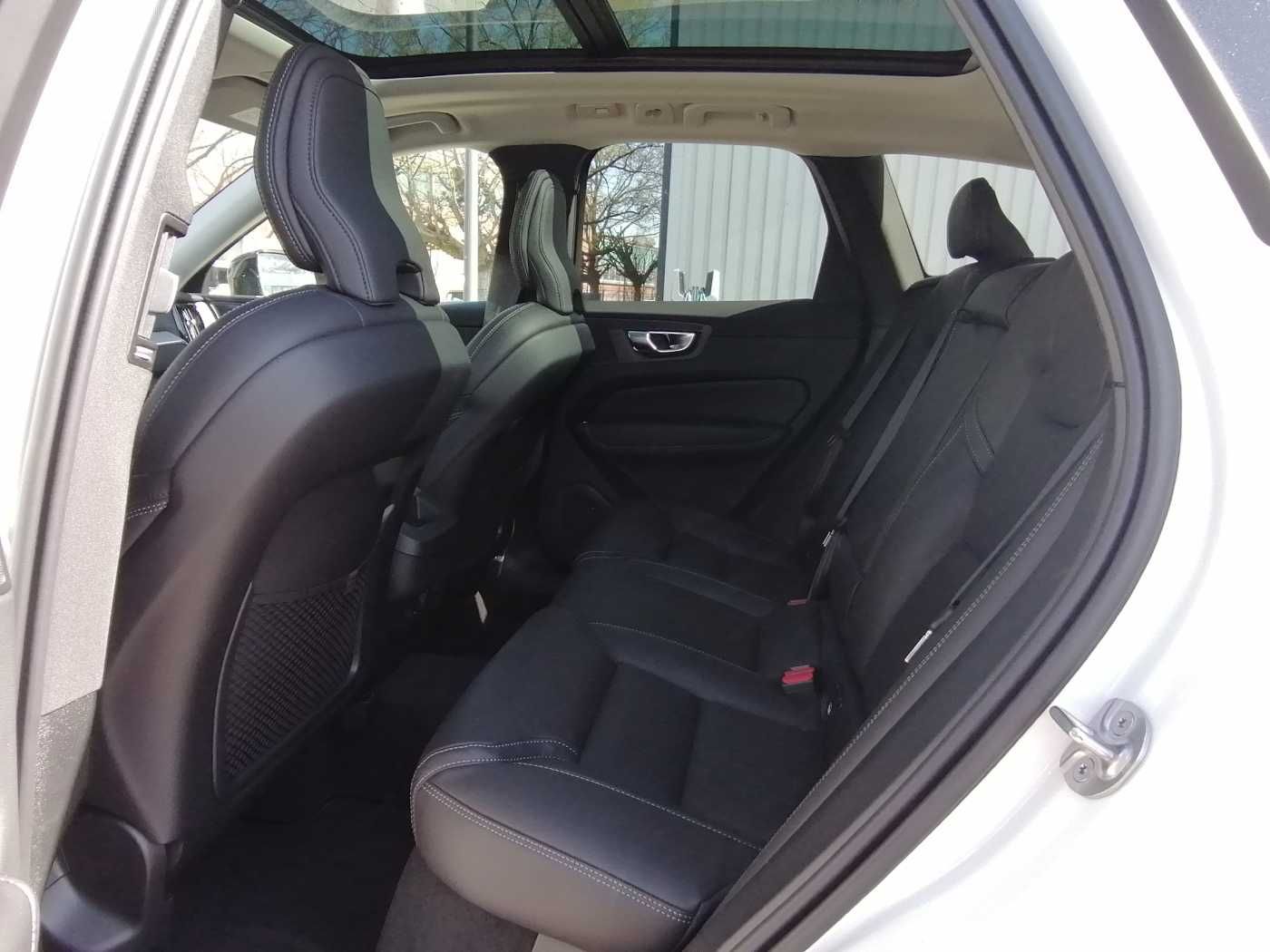 Volvo XC60 B5 B AWD Plus Dark AHK,Pano uvm.