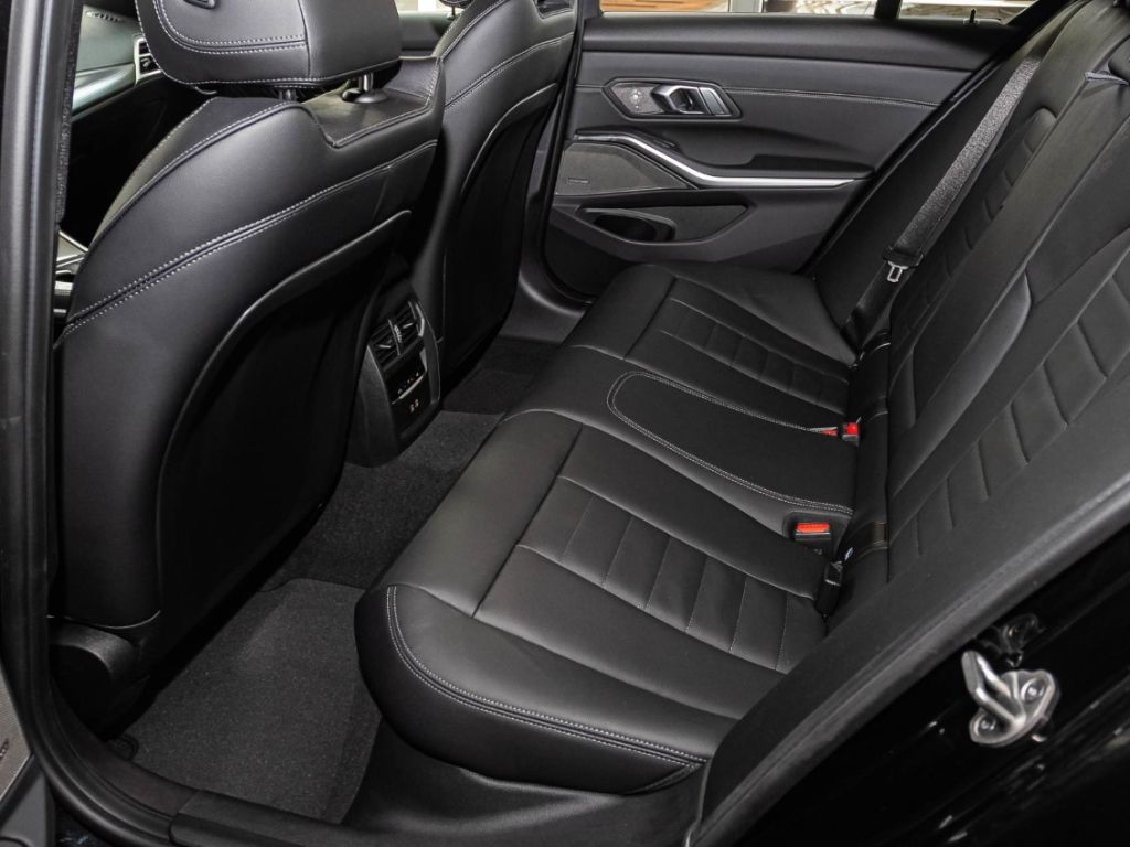 BMW 330 eMSportxDrive+AHK+Navi+Leder+RFK NP 79.790,-