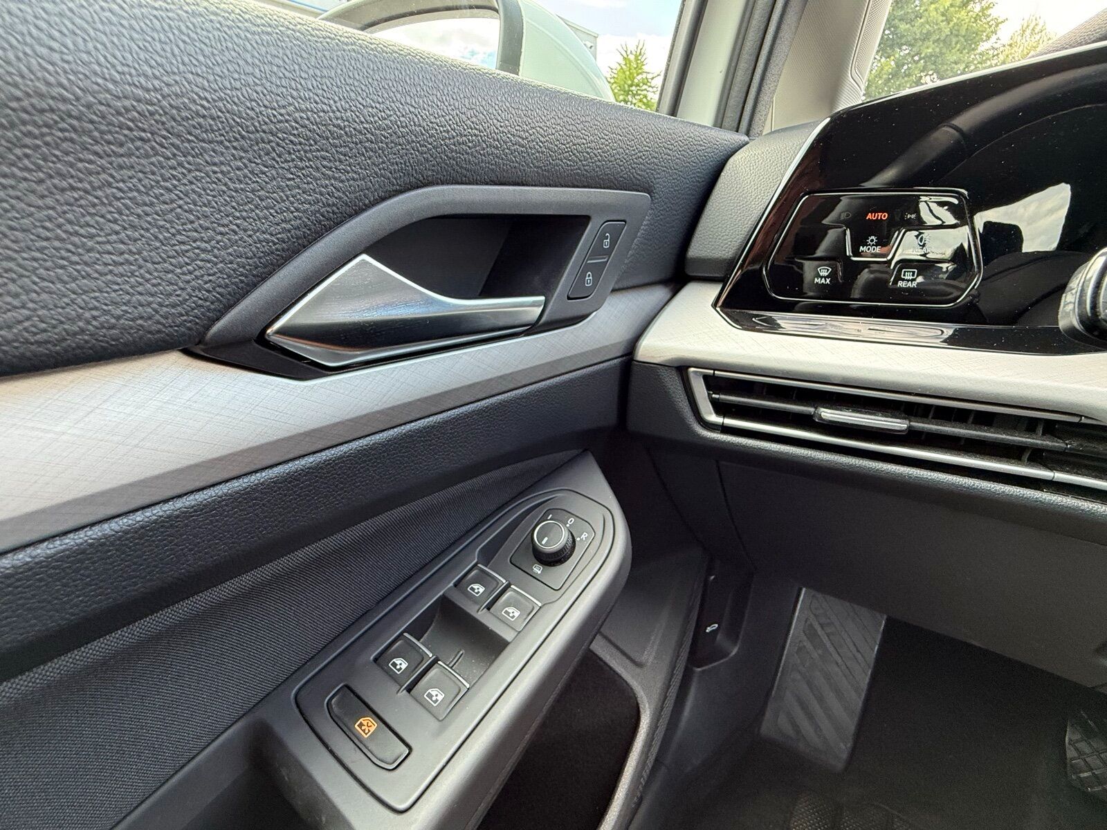 Volkswagen Golf VIII 1.5 eTSI Life - Samsaru's Car Outlet