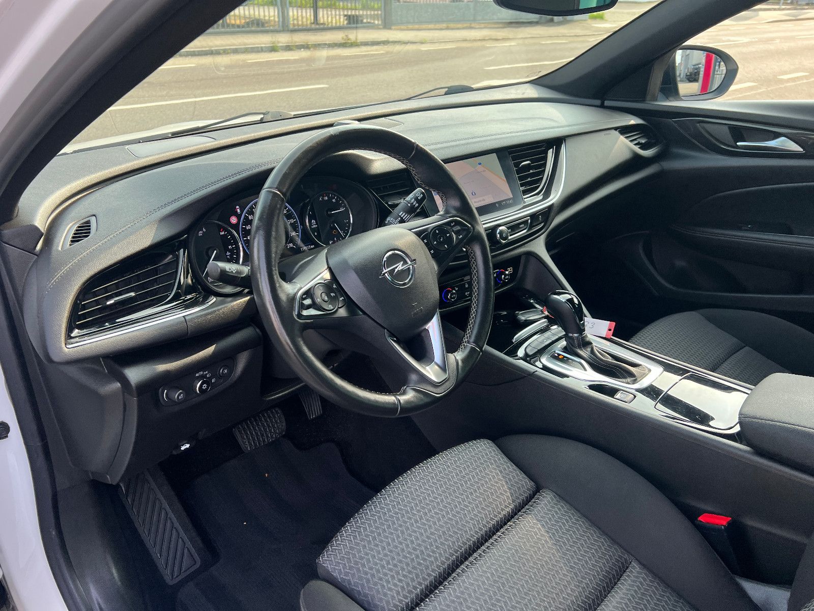 Opel Insignia B Sports Tourer Business - Samsaru's Car Outlet