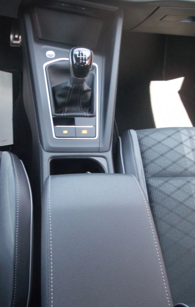 Volkswagen Golf VIII R-Line - Samsaru's Car Outlet