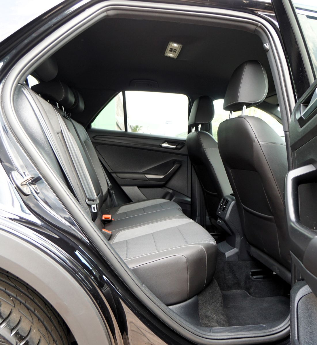 Volkswagen T-Roc 4Motion 2.0 TDI R-Line - Samsaru's Car Outlet