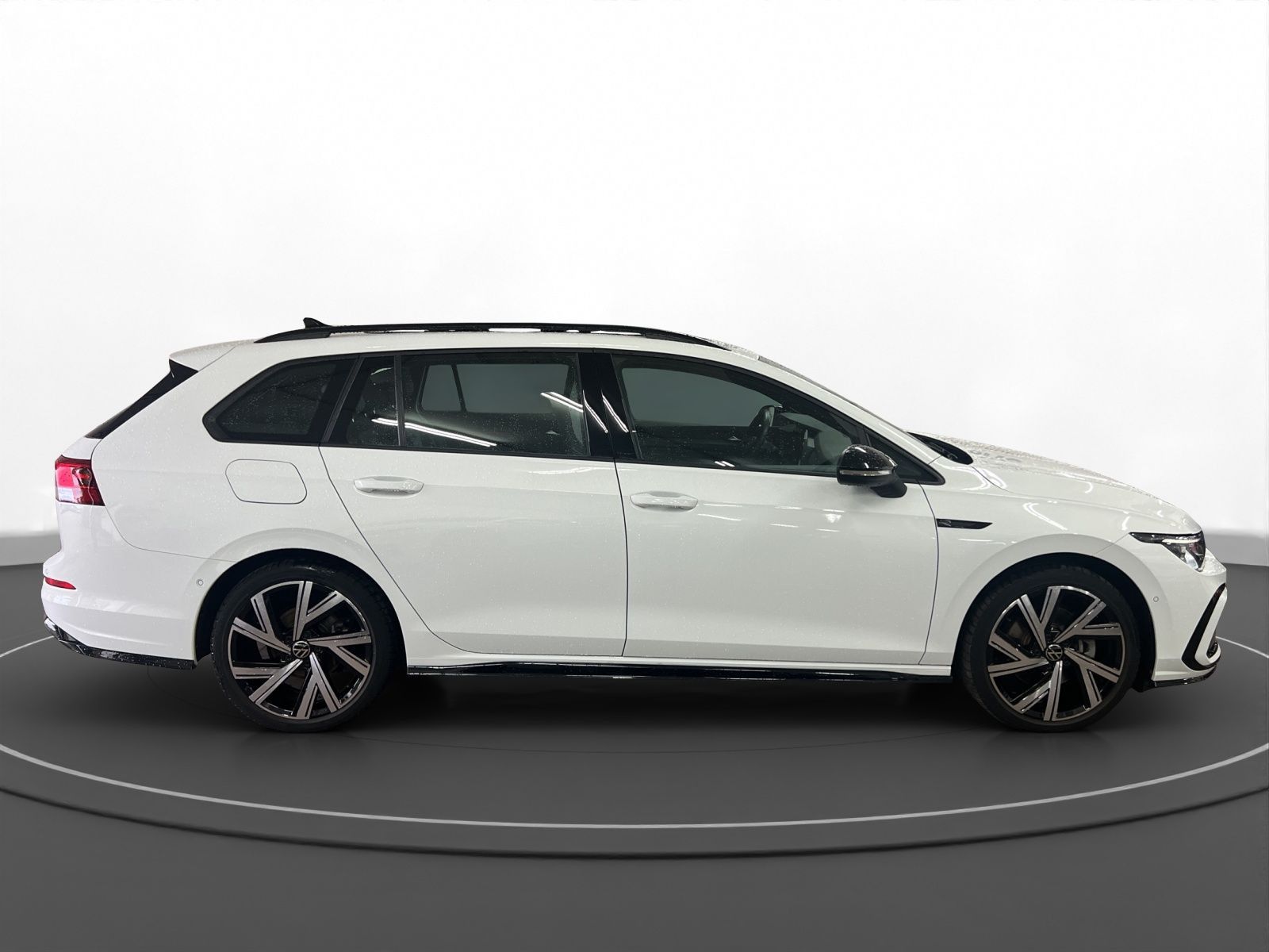 Volkswagen Golf VIII Variant 2.0 TSI 4M R-Line AHK Pano LM