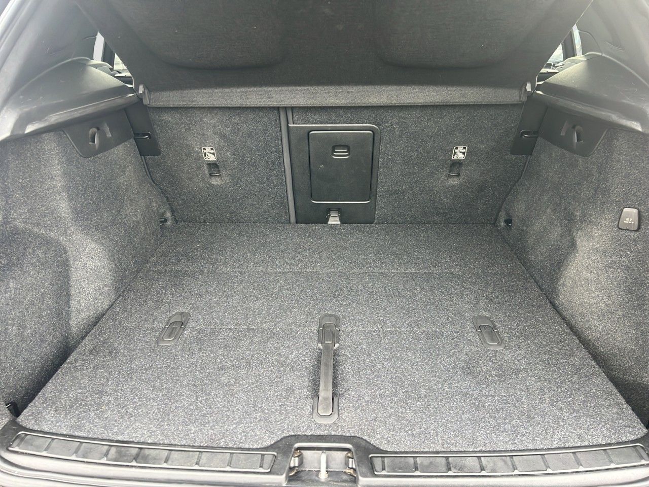 Volvo XC40 B5 R-Design AWD/Navi/LED/AHK/Pano/360K/19Zo