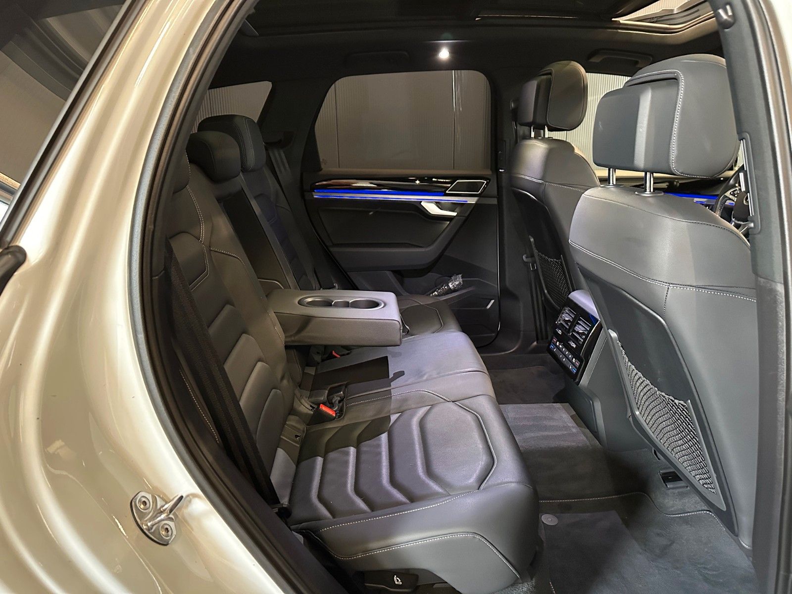 Volkswagen Touareg R-Line 4Motion Black - Samsaru's Car Outlet