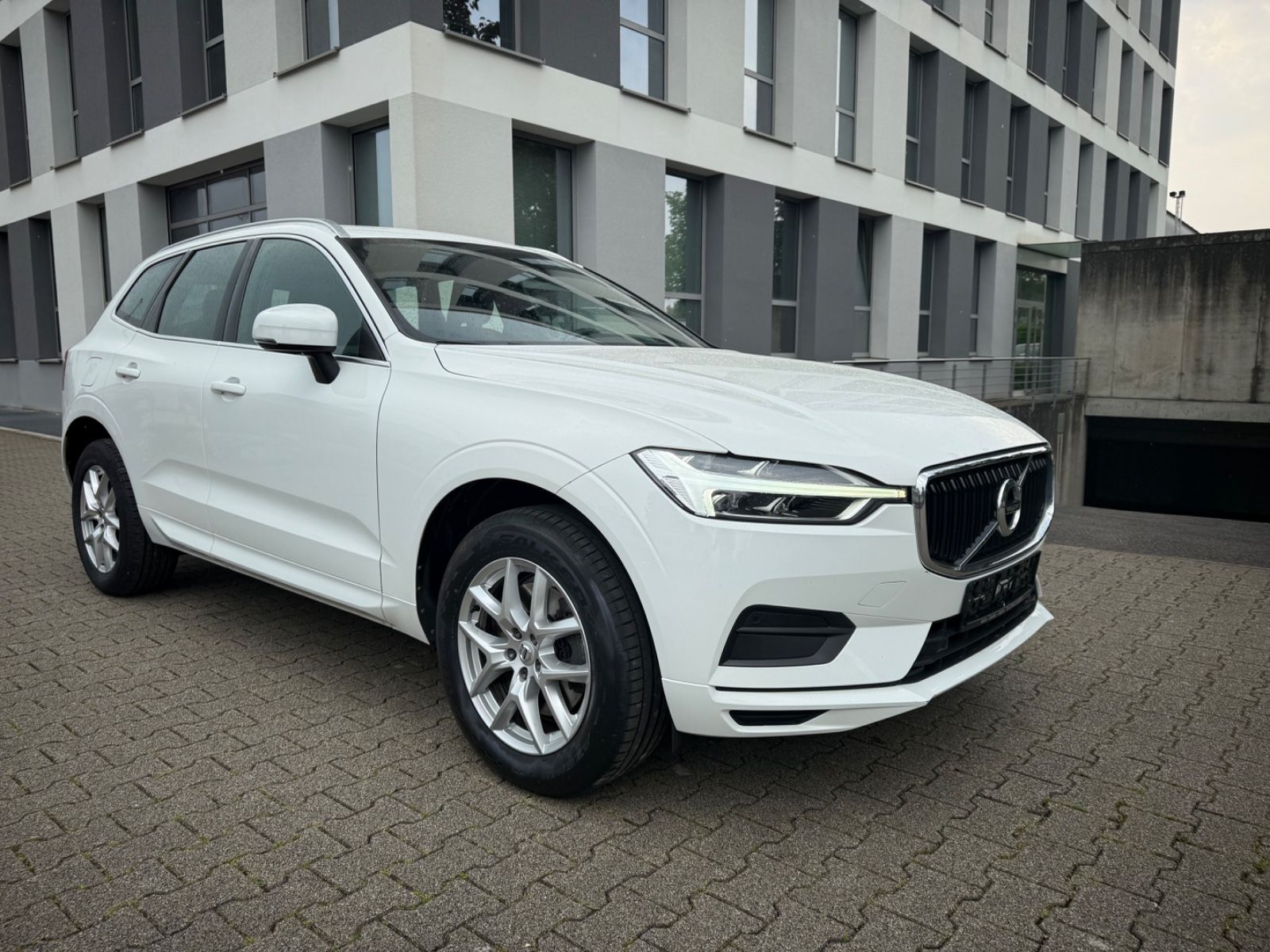Volvo XC60 Momentum Pro AWD - Samsaru's Car Outlet