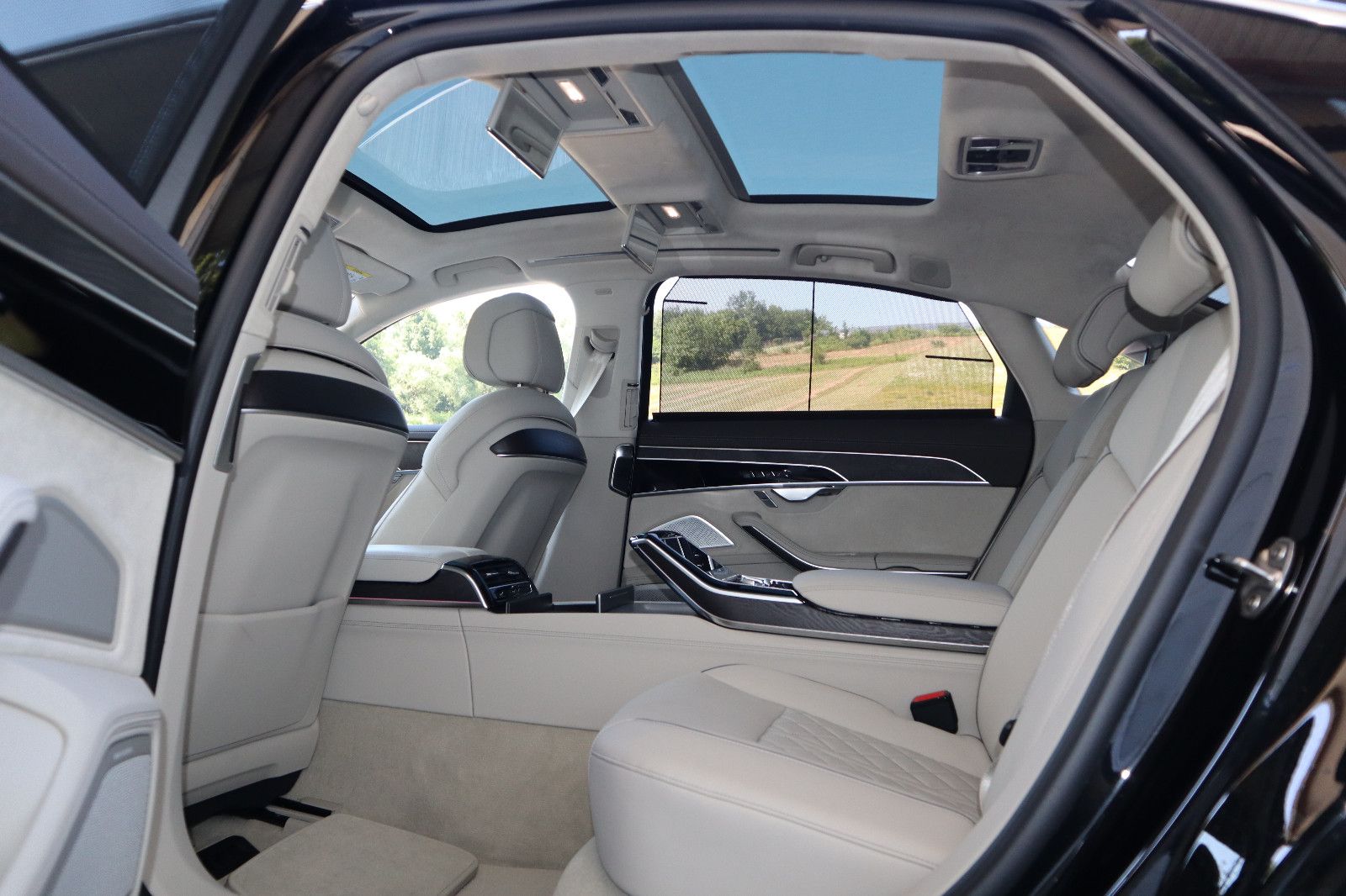 Audi A8L 60 TFSIe lang - Samsaru's Car Outlet