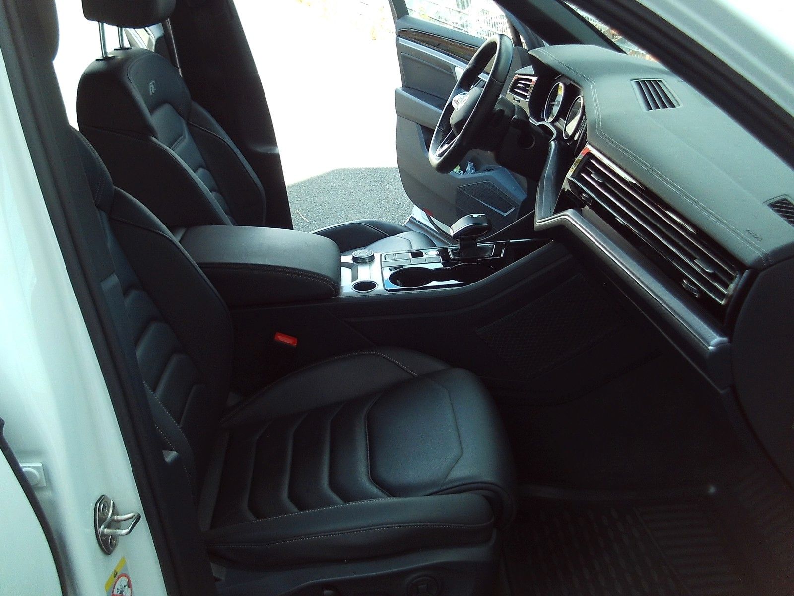 Volkswagen Touareg R-Line 4M - Samsaru's Car Outlet