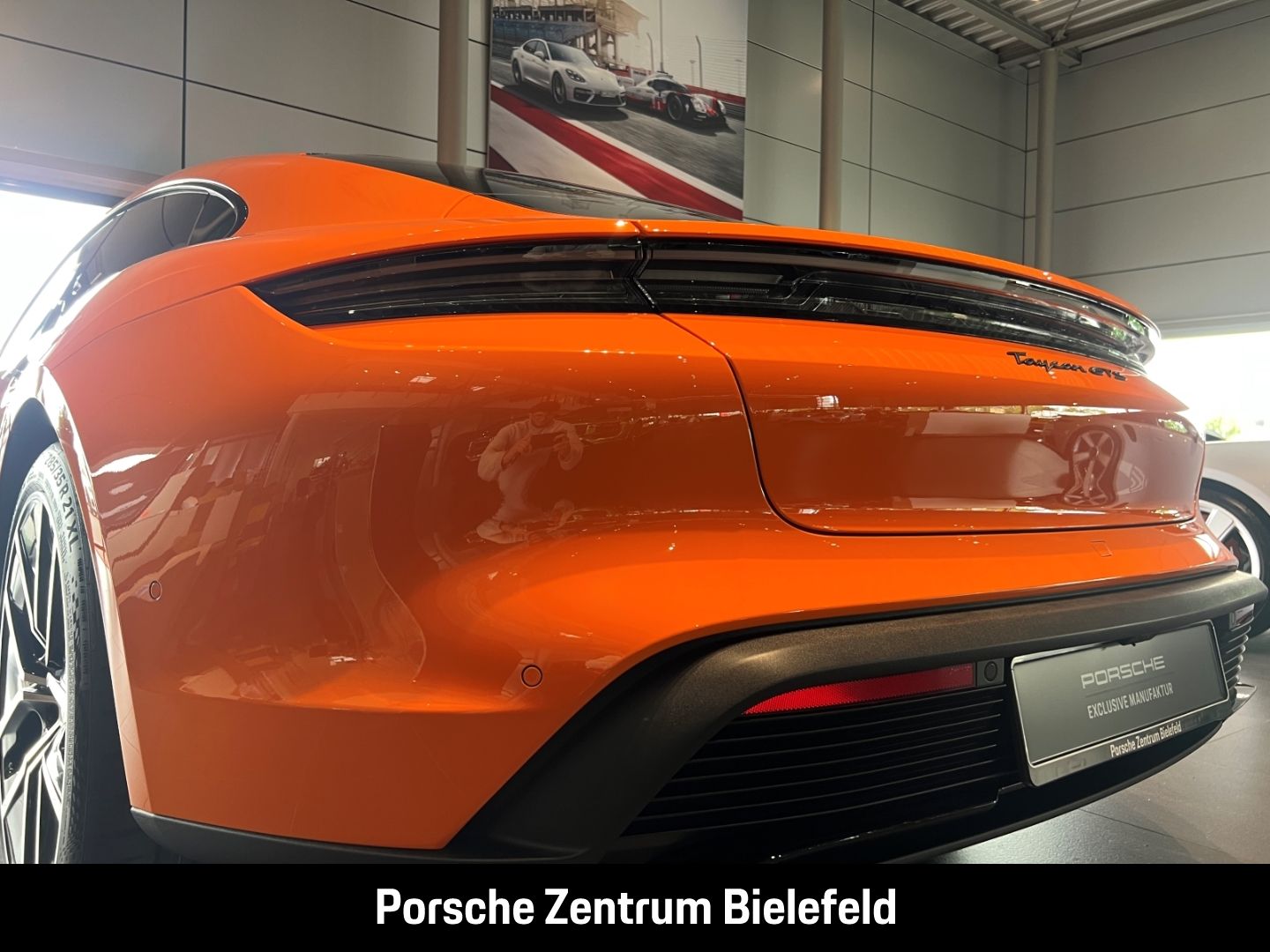 Porsche Taycan GTS Pastellorange Soft-Close SurroundView