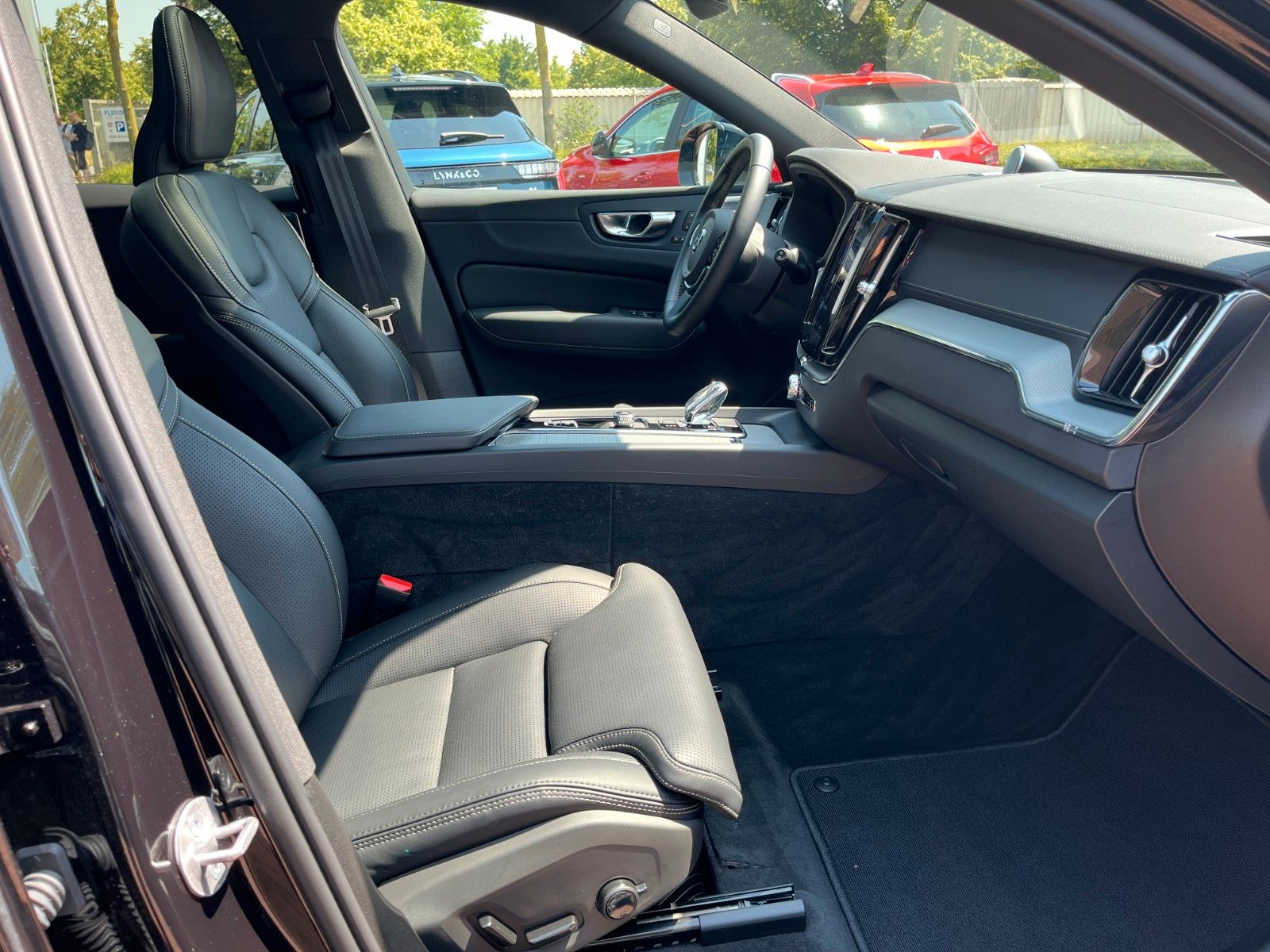 Volvo XC60 T6 Plug-in Hybrid ULTRA BLACK EDITION - Samsaru's Car Outlet