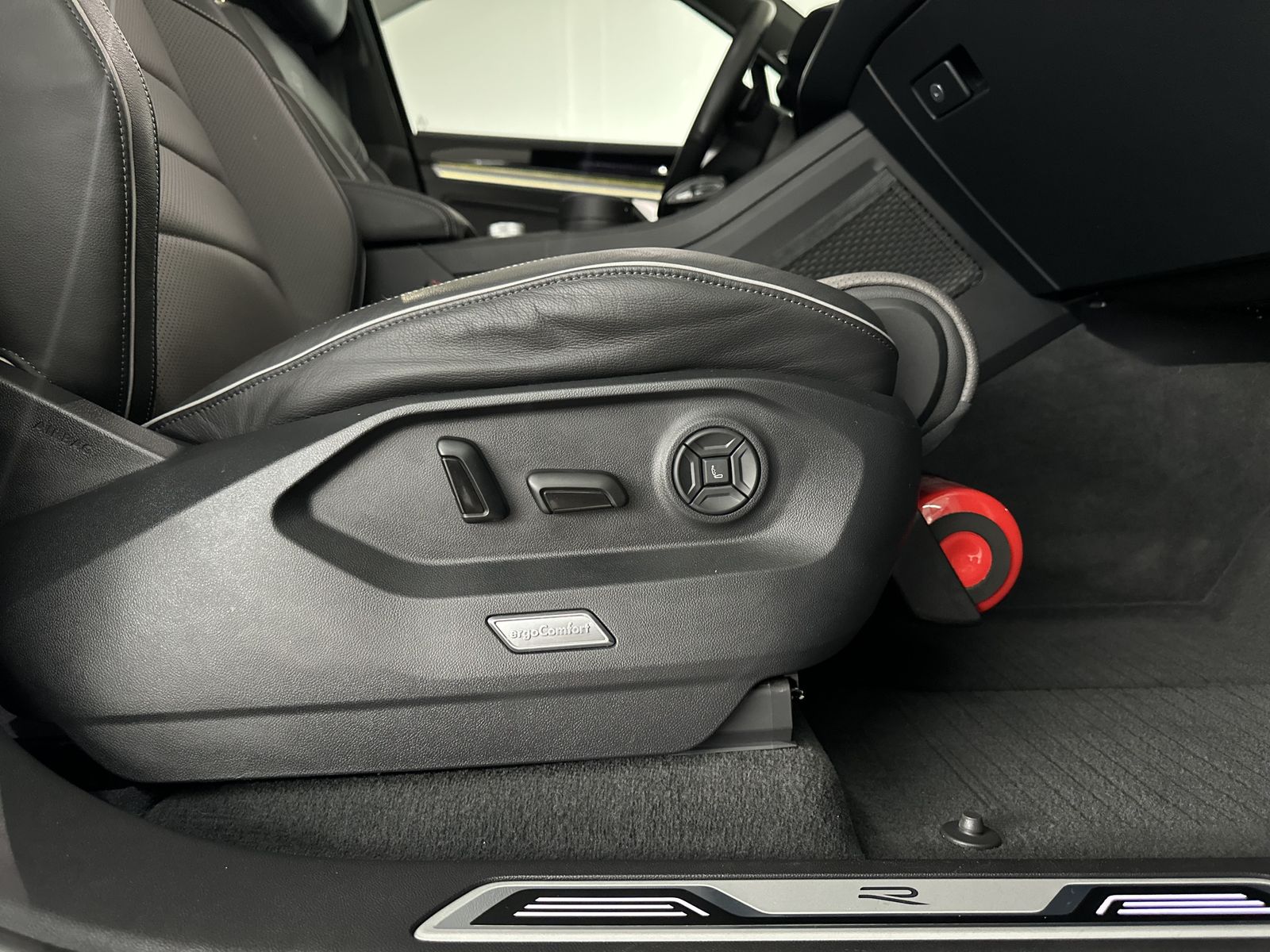 Volkswagen Touareg R-Line BLACK - Samsaru's Car Outlet