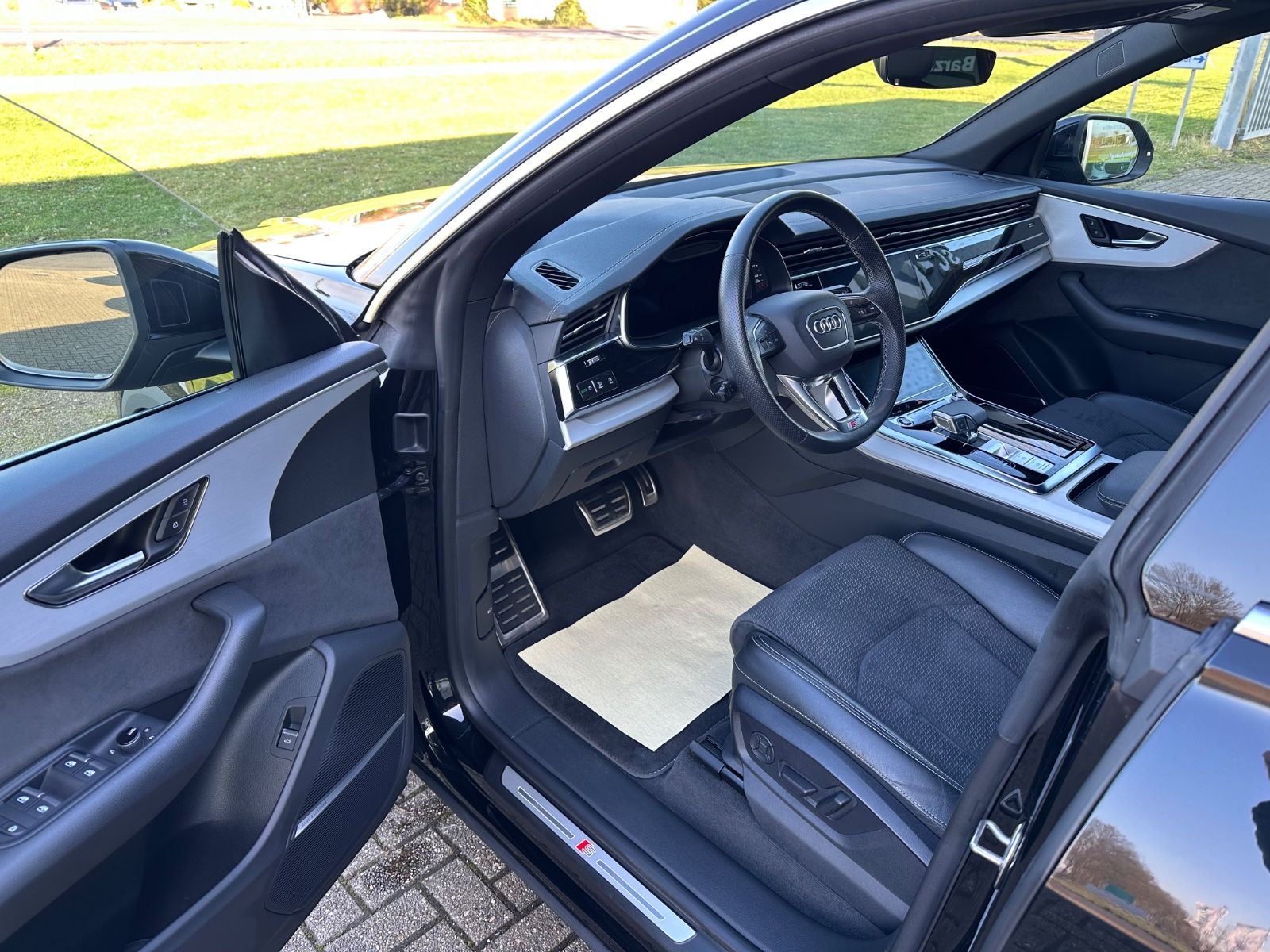 Audi Q8 50 TDI quattro S-LINE - Samsaru's Car Outlet