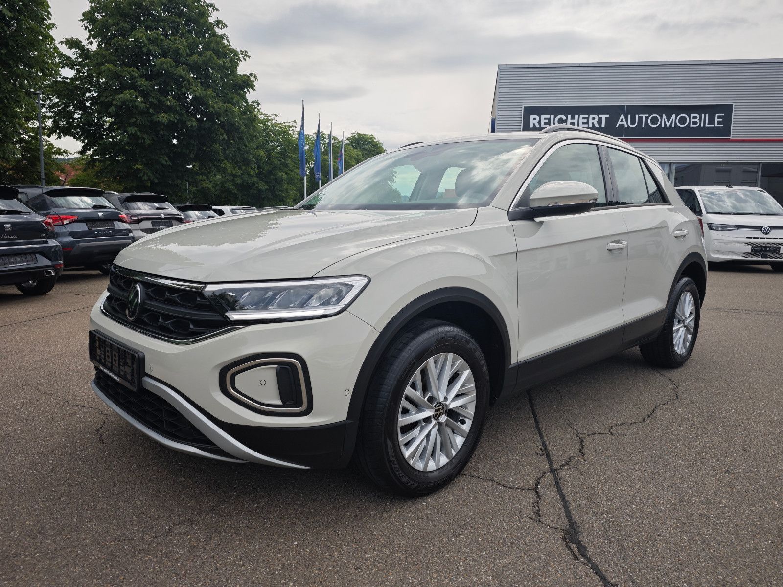 Volkswagen T-Roc Life - Samsaru's Car Outlet