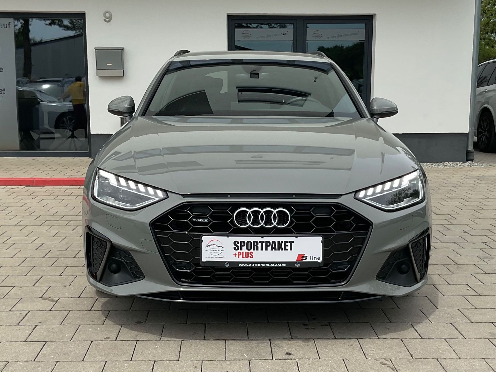 Audi A4 Av.40 TFSI quattro S line - Samsaru's Car Outlet