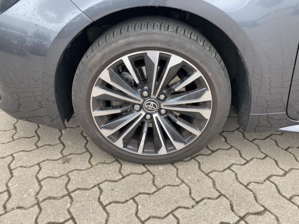 Toyota Corolla Touring Sports 2.0 Hybrid Team - Samsaru's Car Outlet