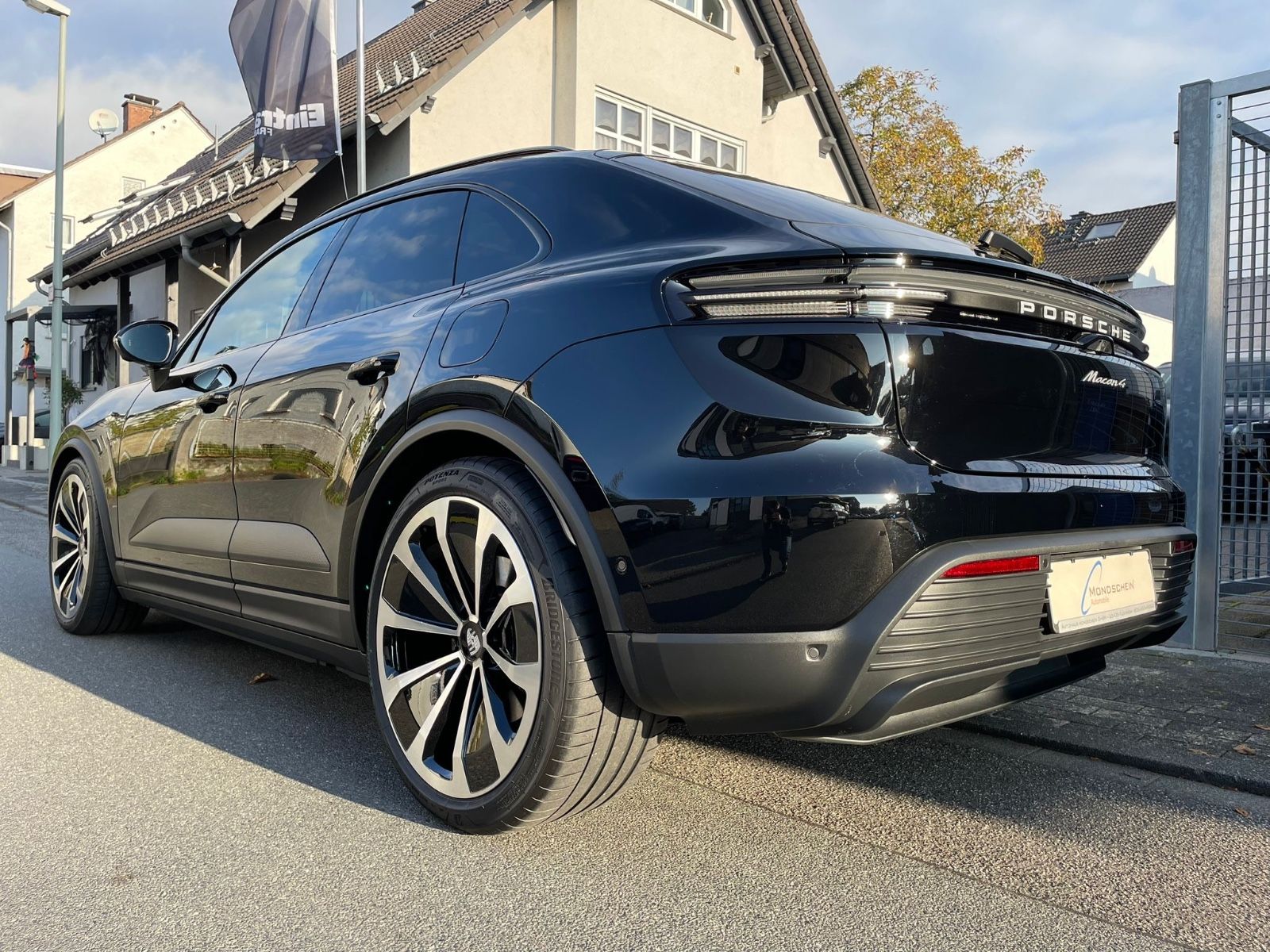 Porsche Macan 4 - Samsaru's Car Outlet