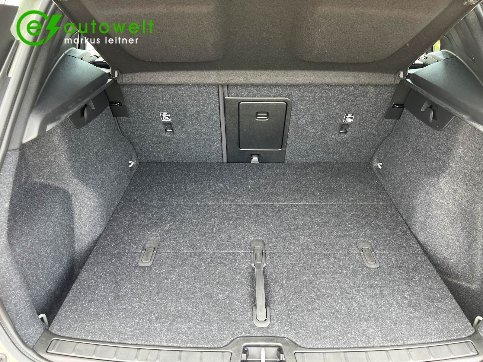 Volvo XC40 Plus Recharge Pure AWD - Samsaru's Car Outlet