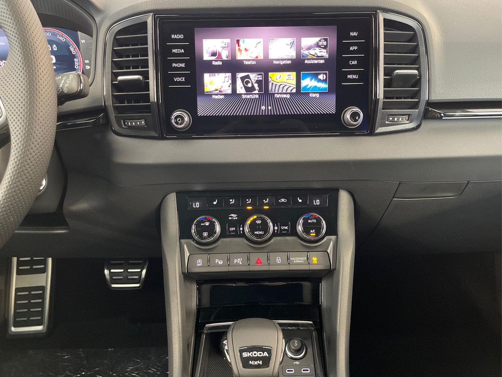 Skoda Karoq Sportline TSI 4x4 360°+19 Zoll+Navi+AHK...