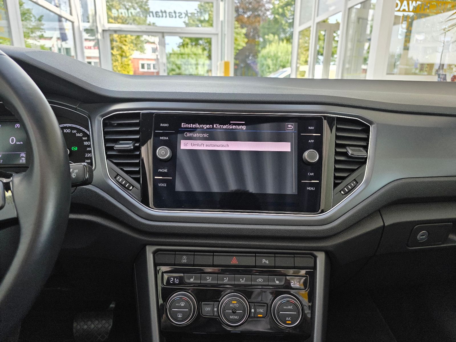 Volkswagen T-Roc Style - Samsaru's Car Outlet