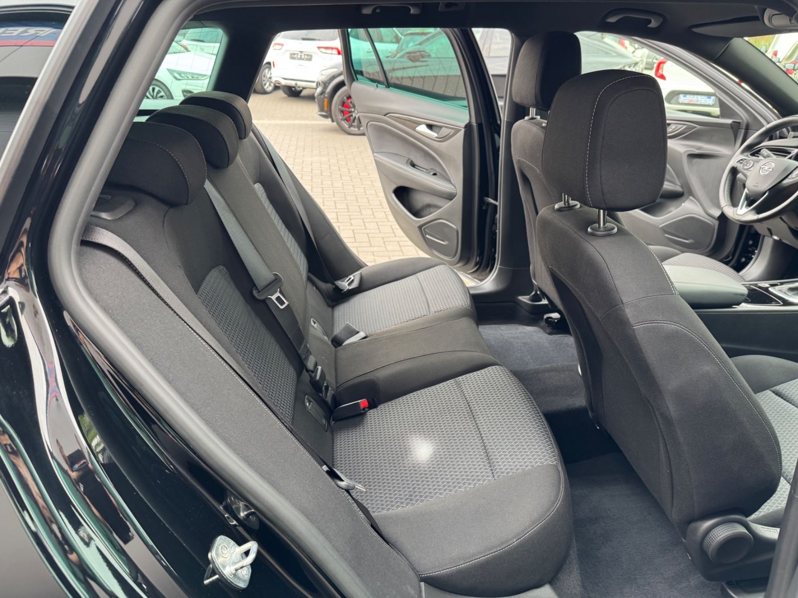 Opel Insignia B Sports Tourer Business - Samsaru's Car Outlet