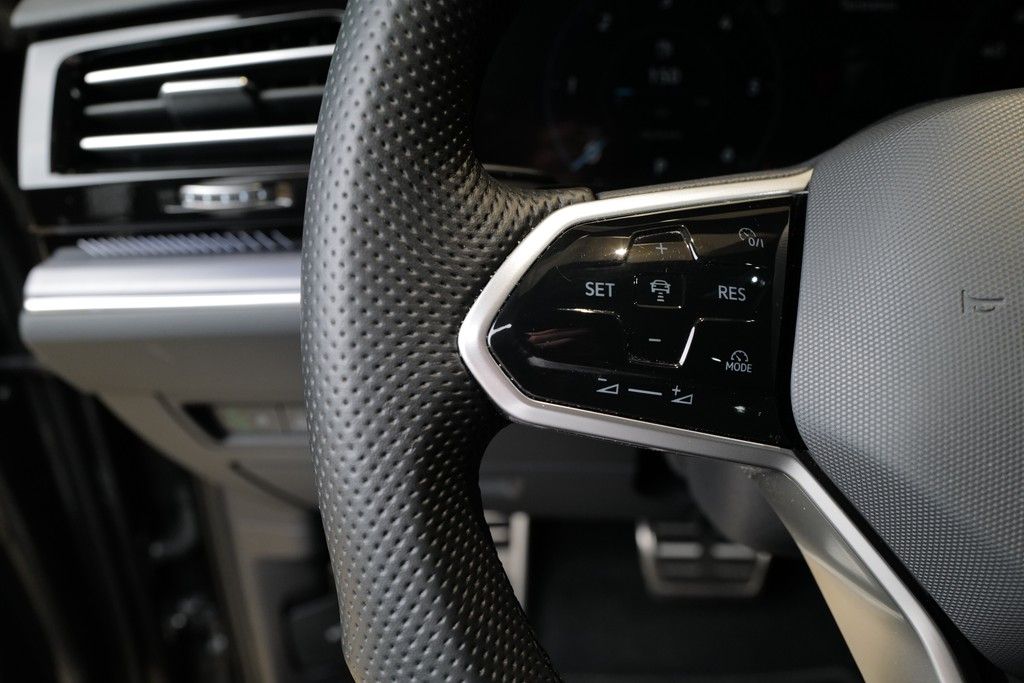 Volkswagen Touareg 3.0TDI R-Line - Samsaru's Car Outlet