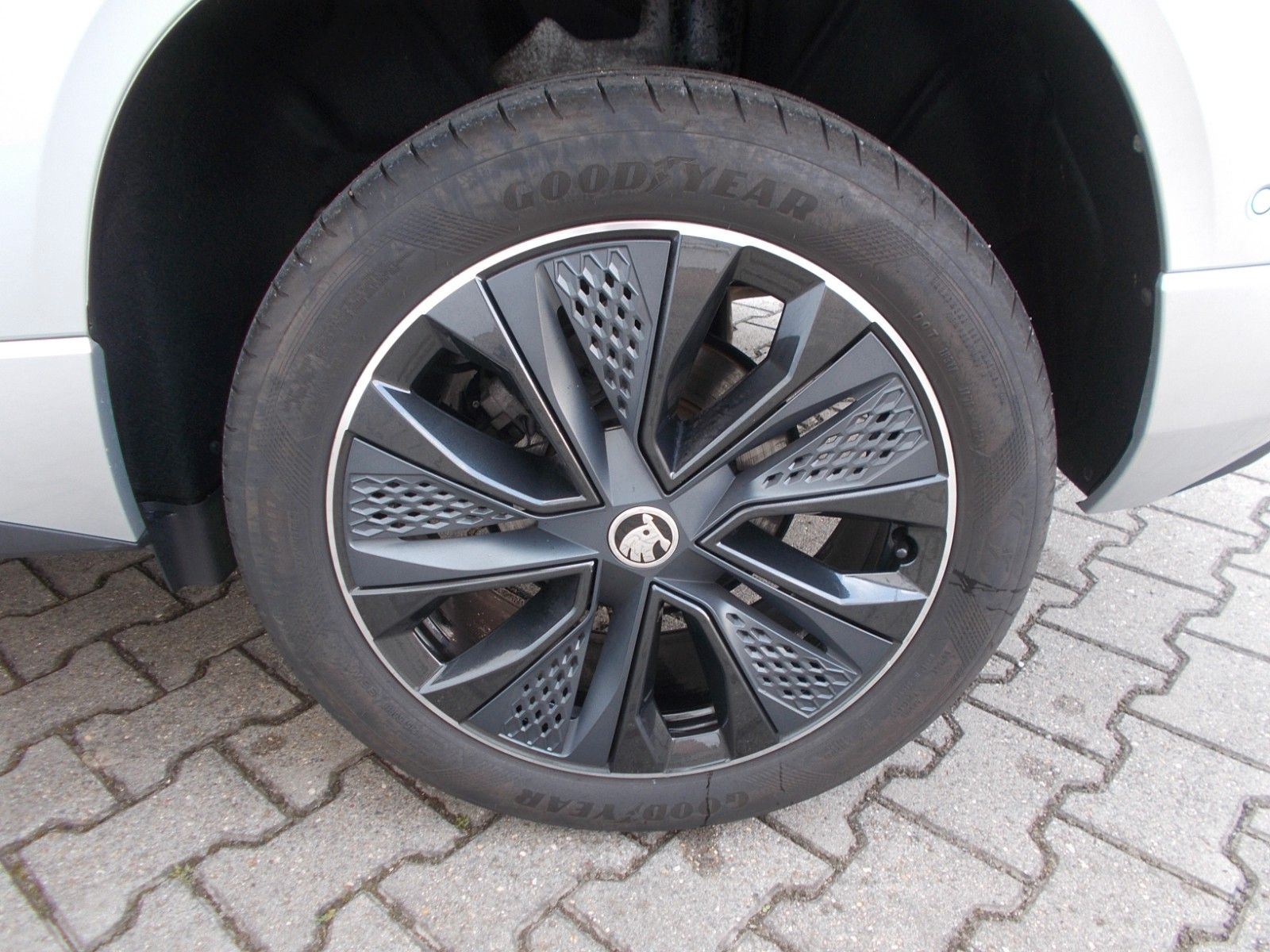 Skoda Karoq  1.5 TSI Sportline * DSG * Navi *AHK *360°