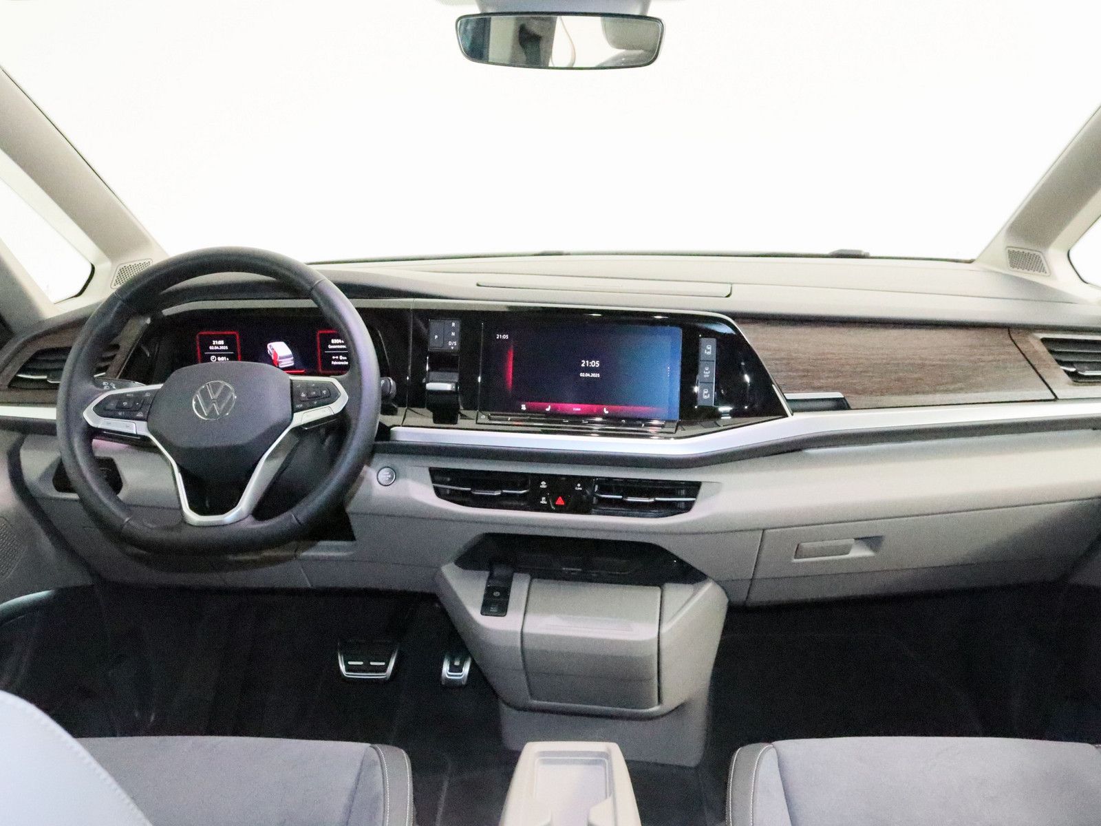 Volkswagen T7 Multivan 2.0 TDI Style - Samsaru's Car Outlet