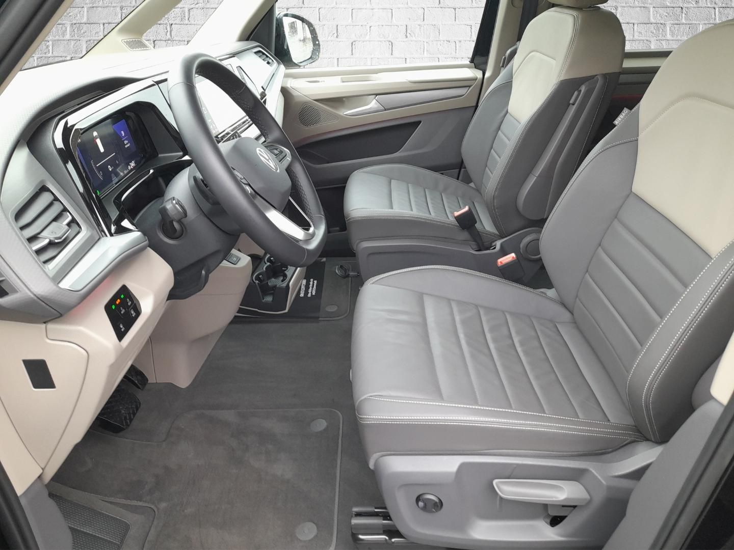 Volkswagen Multivan Life 2.0 TDI - Samsaru's Car Outlet