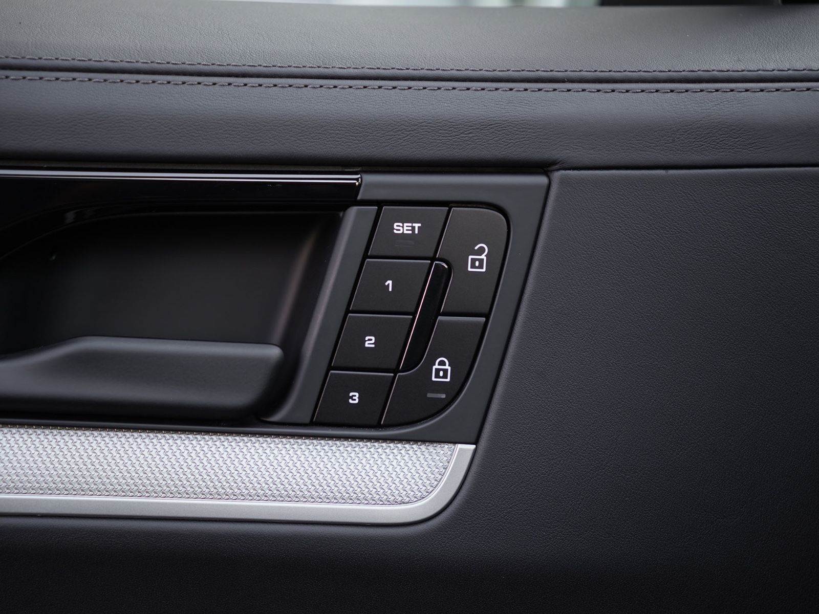 Porsche E-Hybrid INNODRIVE-LUFTF.-PANO-AHK-MASSAGE-VOLL