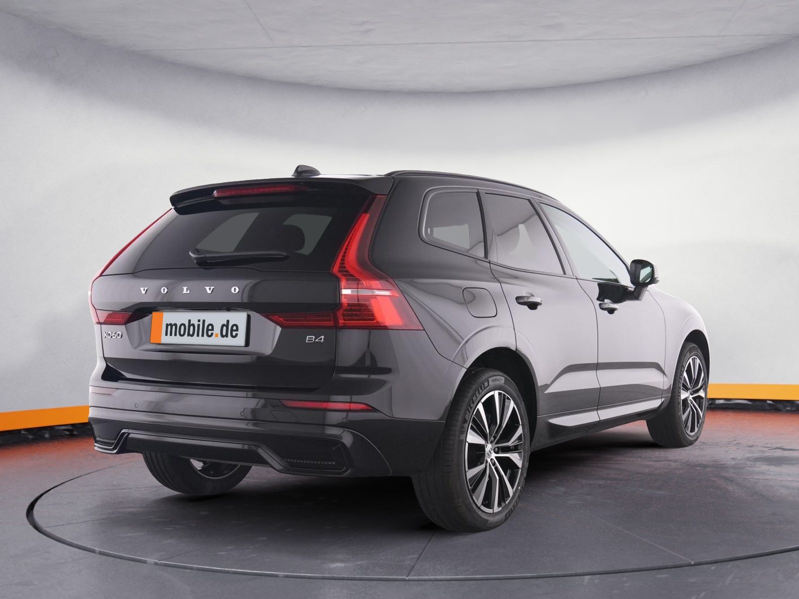 Volvo XC60 B4 PLUS DARK - Samsaru's Car Outlet