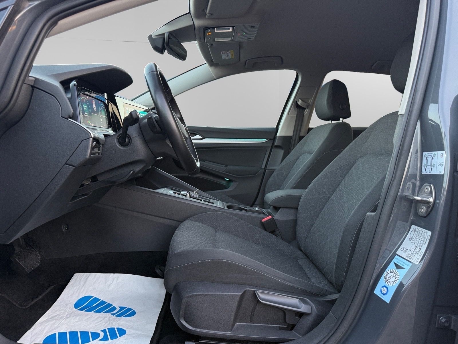 Volkswagen Golf VIII 2.0 TDI DSG LIM. LIFE - Samsaru's Car Outlet
