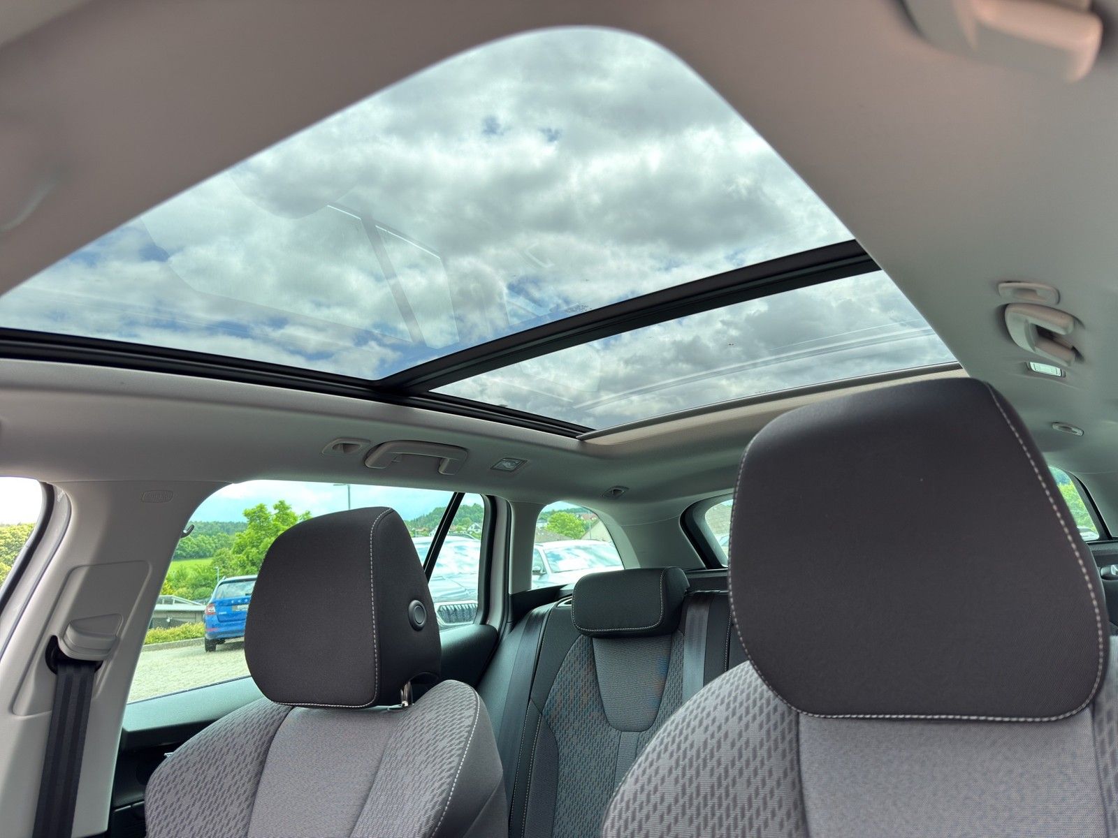 Skoda Octavia Combi 2.0 TDI Style - Samsaru's Car Outlet