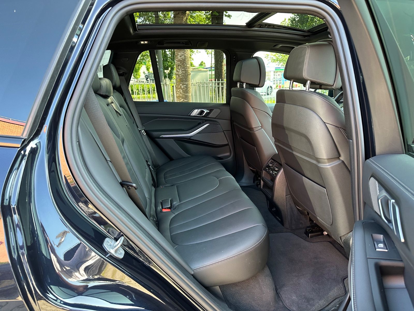 BMW X5 M50i SAG Navi Leder Panor. 360° Laser AHK 22"