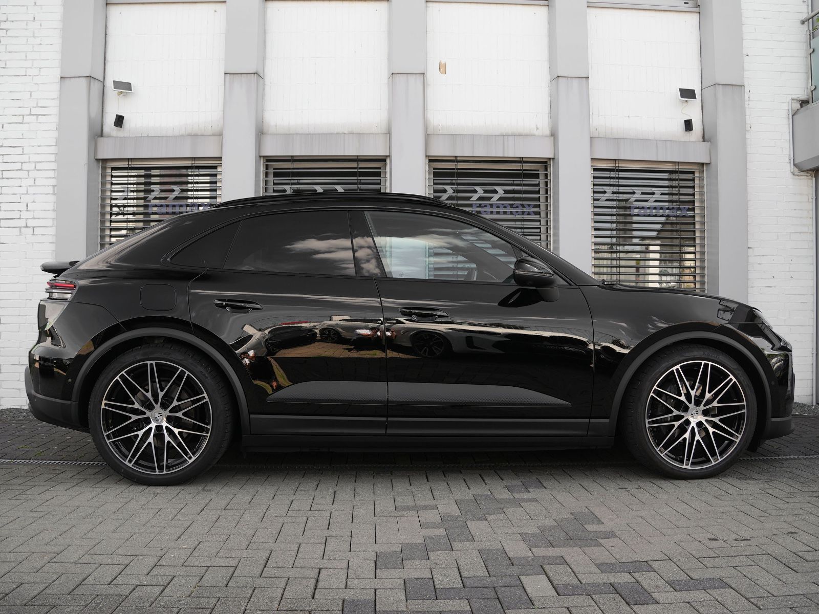Porsche Macan 4 - Samsaru's Car Outlet