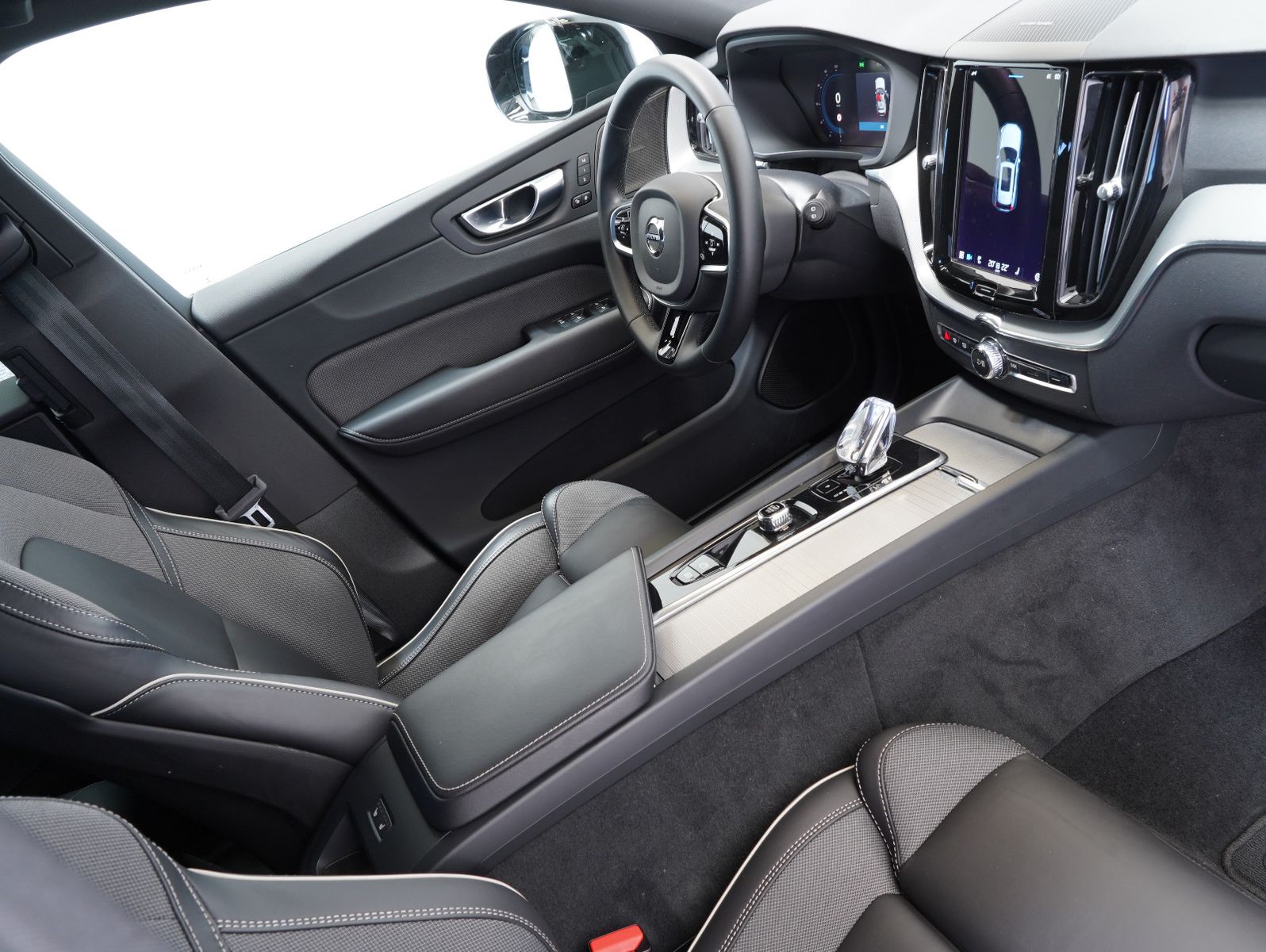 Volvo XC60 B4 D AWD Plus Dark - Samsaru's Car Outlet
