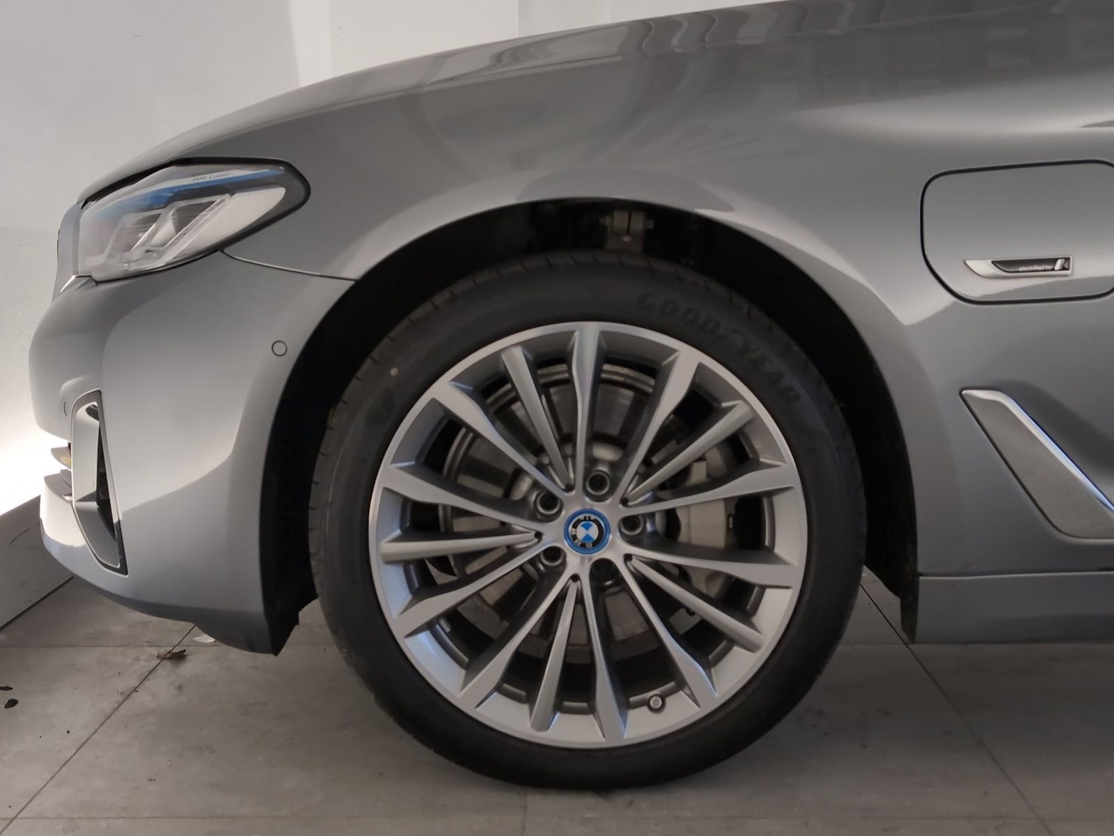 BMW 530e xDrive Lim Navi/Laser/HuD/KomfZg/PA/WLAN La