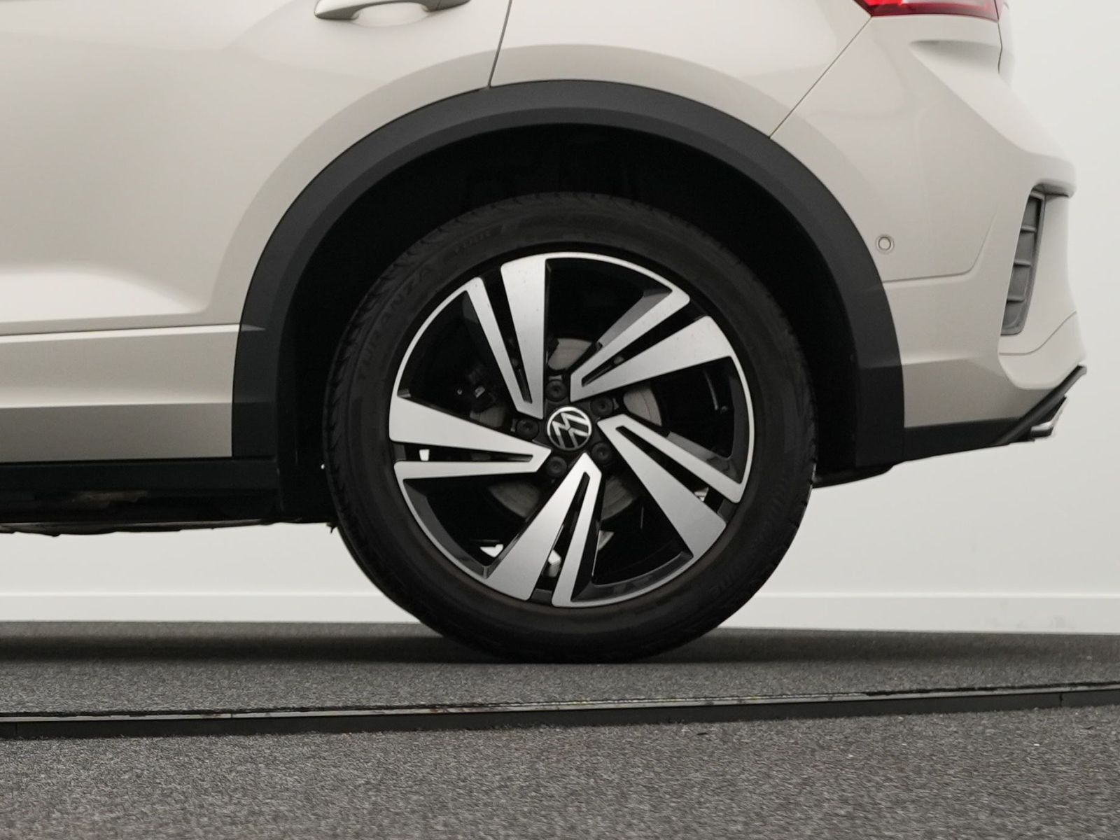 Volkswagen T-Roc R-Line 1.5 TSI DSG - Samsaru's Car Outlet
