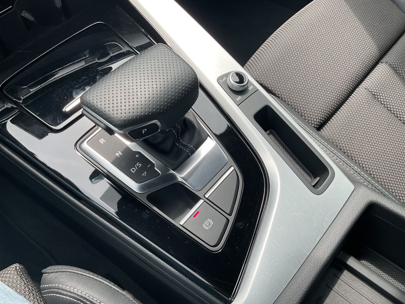Audi A4 Av.40 TFSI quattro S line - Samsaru's Car Outlet
