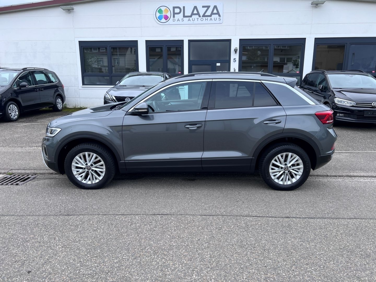 Volkswagen T-Roc 1.0TSI Life - Samsaru's Car Outlet