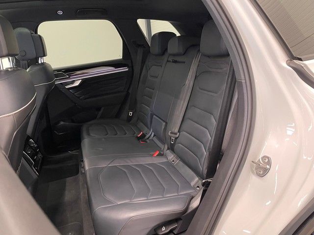 Volkswagen Touareg 3.0 TDI R-Line 4M - Samsaru's Car Outlet