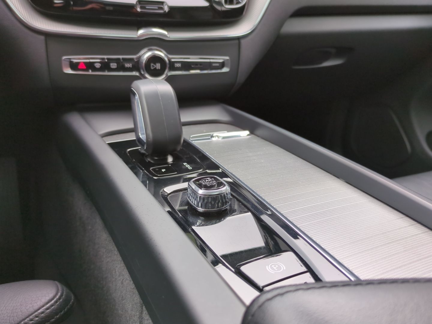 Volvo XC60 Plus Dark B5 AWD Pano Leder Navi LED ACC Di