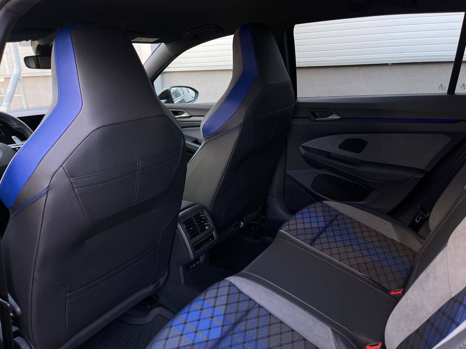 Volkswagen Golf R Variant 2.0TSi 4Motion DSG - Samsaru's Car Outlet