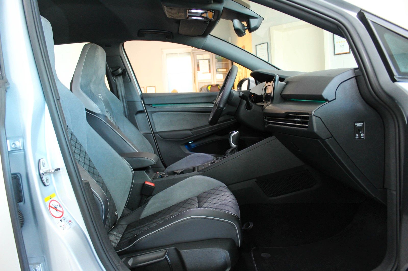 Volkswagen Golf VIII R-Line - Samsaru's Car Outlet