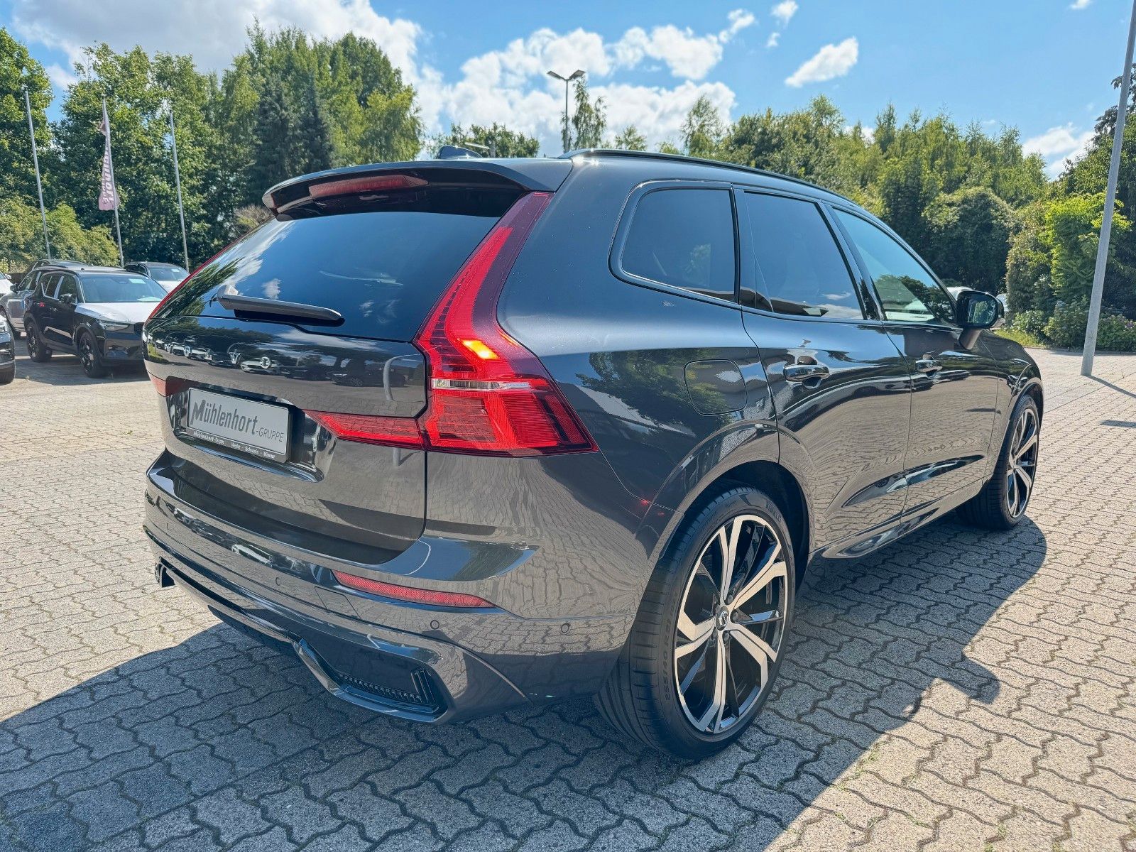 Volvo XC60 B5 D AWD R-DESIGN - Samsaru's Car Outlet